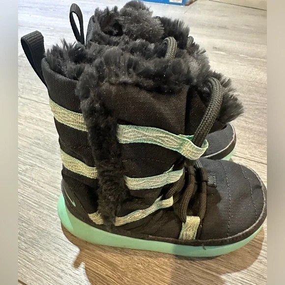 Nike Roshe One toddler girl sneaker snow boots